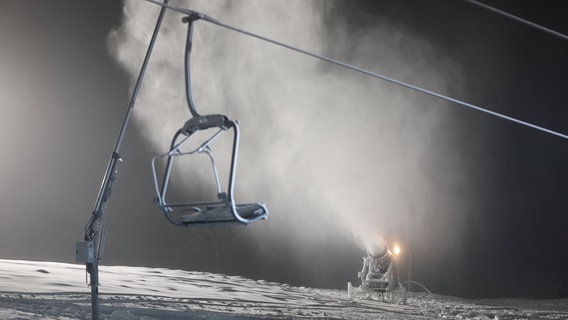 Schneelanzen und Schneekanonen sind am Hexenritt am Wurmberg in Betrieb. © Matthias Bein/dpa +++ dpa-Bildfunk Foto: Matthias Bein/dpa +++ dpa-Bildfunk