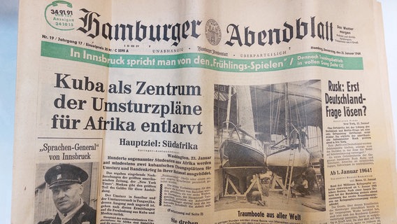 Foto einer Ausgabe des "Hamburger Abendblatts" von 1964. Dieses Exemplar wurde mit 61 Jahren Verzögerung an eine Buchhandlung in Bad Grund im Südharz geliefert. © Ina Mühlhause 