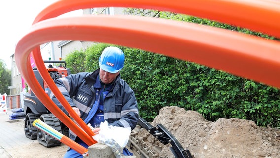 Nach dem offiziellen Beginn des Breitband-Ausbaus werden Leerrohre für Glasfaserkabel verlegt. © picture alliance/dpa | Bernd Wüstneck Foto: Bernd Wüstneck