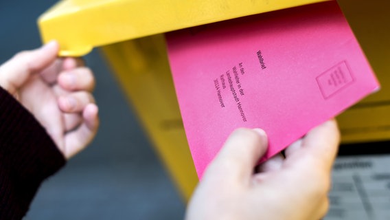 Eine Frau steckt einen Wahlbrief für die Bundestagswahl in einen Postkasten. © picture alliance / Hauke-Christian Dittrich / dpa Foto: Hauke-Christian Dittrich