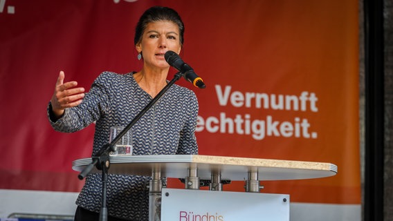 Sahra Wagenknecht spricht bei einer Wahlkampfveranstaltung auf dem Marktplatz in Bremen. © picture alliance/dpa Foto: Focke Strangmann