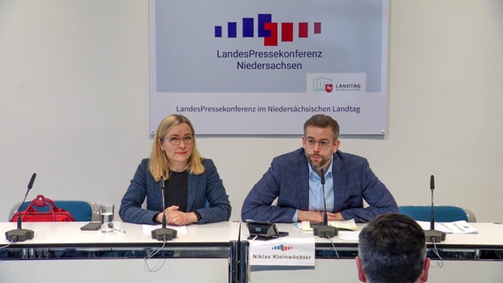 Dörte Liebetruth (SPD) und Niklas Kleinwächter (Landespressekonferenz) bei einer Pressekonferenz nach der Bundestagswahl 2025 © NDR 