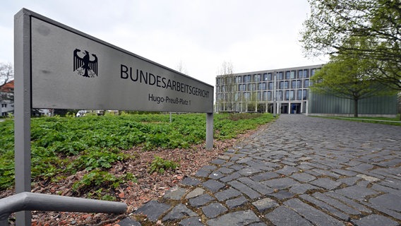 Ein Weg führt zum Eingang des Bundesarbeitsgerichts in Erfurt. © picture Alliance/dpa Foto: Martin Schutt