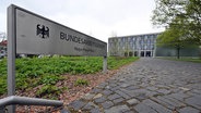 Ein Weg führt zum Eingang des Bundesarbeitsgerichts in Erfurt. © picture alliance/dpa Foto: Martin Schutt