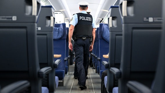 Bundespolizisten gehen am durch einen ICE der Deutschen Bahn (DB). © picture alliance/dpa Foto: Sven Hoppe