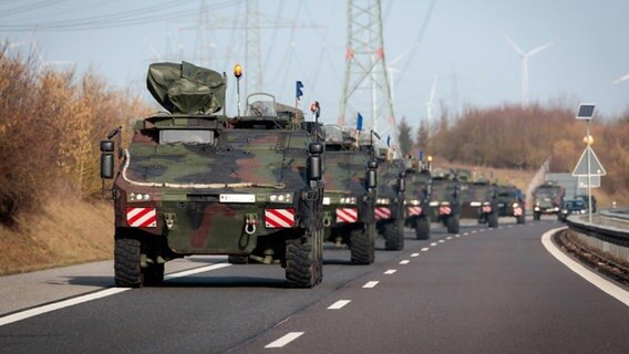 Bundeswehrfahrzeuge auf dem Straßenmarsch. © Bundeswehr/Marco Dorow Foto: Marco Dorow