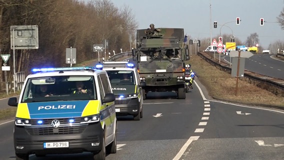 Ein Konvoi von Militärfahrzeugen wird von der Polizei auf einer Straße eskortiert. © TeleNewsNetwork 