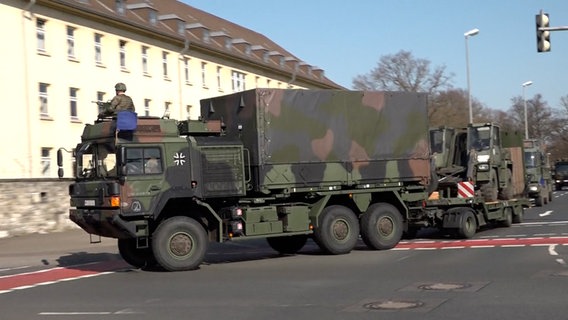 Ein Konvoi von Militärfahrzeugen wird von der Polizei auf einer Straße eskortiert. © TeleNewsNetwork 