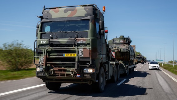 Ein Militärfahrzeug fährt über eine Straße. © Bundeswehr Foto: Marco Dorow