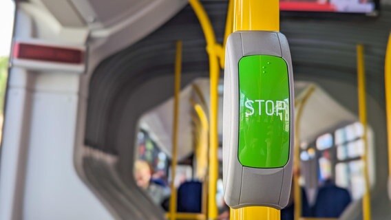 Stop-Taste in einem Bus in Osnabrück. © NDR Foto: Ann-Kathrin Hegger