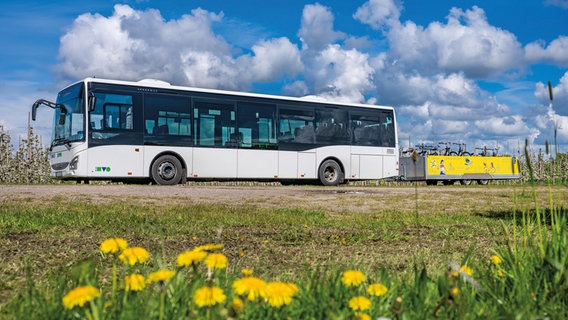 Der Elbe-Radwanderbus fährt durch die Landschaft. © Martin Elsen 