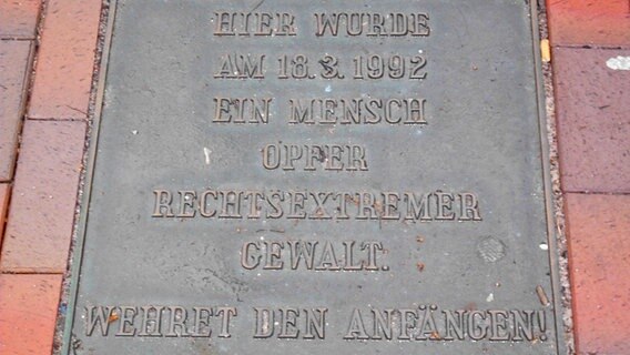 Gedenkstein für einen von Neonazis erschlagenen Mann am Busbahnhof in Buxtehude. © NDR Foto: Volker Pickenpack