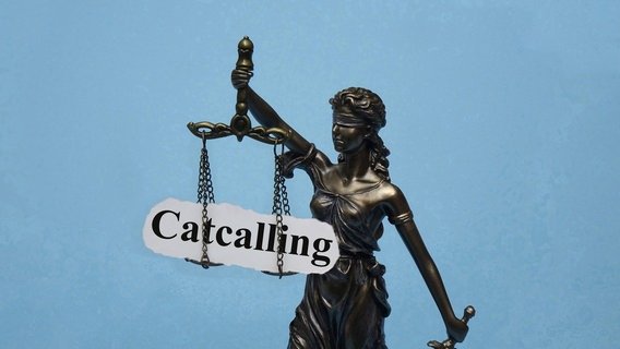 Das Modell der Justitia trägt den Schriftzug Catcalling. © picture alliance/ZB Foto: Sascha Steinach