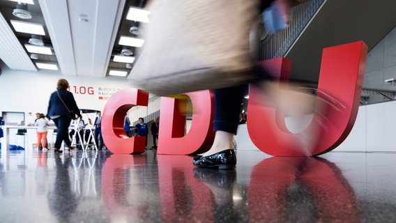 Das Logo der CDU steht beim Landesparteitag der CDU Niedersachsen in der Veranstaltungshalle. © picture alliance/dpa/Friso Gentsch Foto: Friso Gentsch