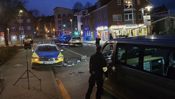 Ein Polizeiauto steht auf einer Brücke. © Polizeiinspektion Stade 