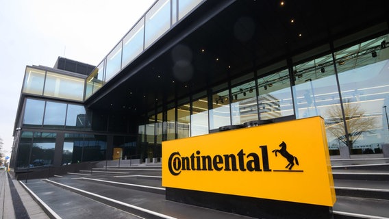 Vor dem neuen Hauptsitz von Continental steht ein Firmenlogo. © picture Alliance/dpa Foto: Philip Dulian