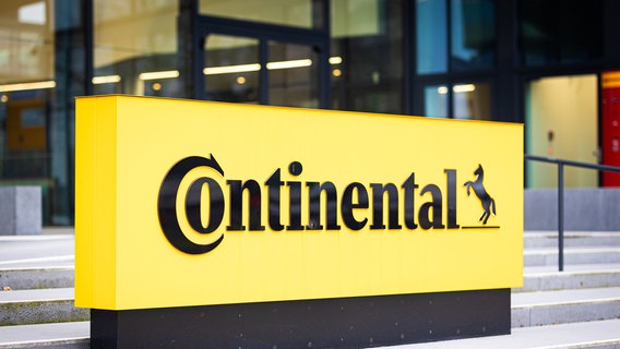 Das Logo der Continental AG ist vor der Unternehmenszentrale des Automobilzulieferers zu sehen. © picture alliance/dpa Foto: Moritz Frankenberg