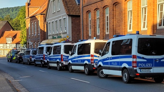 Einsatzfahrzeuge halten in Coppenbrügge vor einem Wohnquartier. © Polizei Hameln-Pyrmont/Holzminden Foto: Polizei Hameln-Pyrmont/Holzminden