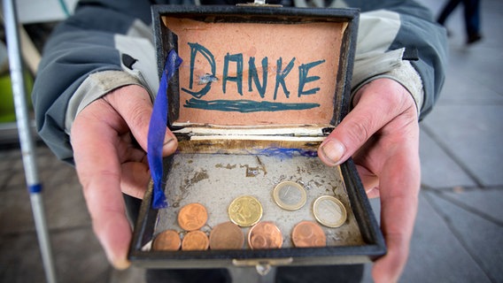 In einer Schachtel liegt Kleingeld. Darüber steht "Danke". © dpa-Bildfunk Foto: Friso Gentsch