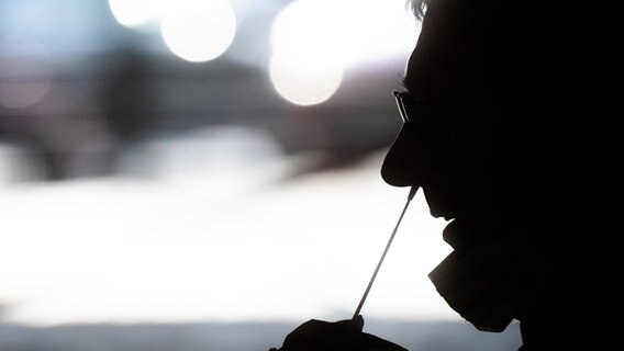 A corona test is performed on a man.  © dpa-Bildfunk Photo: Julian Stratenschulte