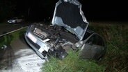 Nach einem Unfall in Damme steht ein stark beschädigtes Auto auf der Straße. © Nord-West-Media TV 