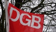 Eine Fahne des Deutschen Gewerkschaftsbundes DGB weht vor dem Gewerkschaftshaus am Besenbinderhof. © picture alliance / dpa / Rabea Gruber Foto: Rabea Gruber