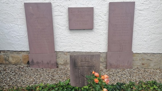 Auf Steintafeln sind die Namen der Opfer des MUNA-Unglücks in Diekholzen aufgeführt. © NDR Foto: Marc-Oliver Rehrmann