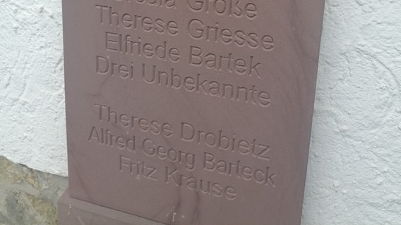 Auf Steintafeln sind die Namen der Opfer des MUNA-Unglücks in Diekholzen aufgeführt. © NDR Foto: Marc-Oliver Rehrmann