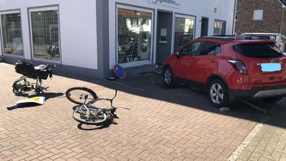 Beschädigte Fahrräder liegen nach einem Unfall neben einem Parkplatz. © Polizeiinspektion Diepholz 