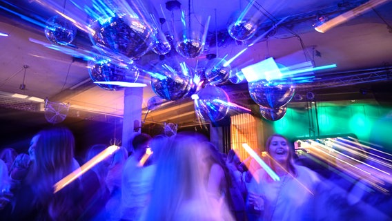 Menschen feiern in einem Club. © picture-alliance Foto: Felix Kästle