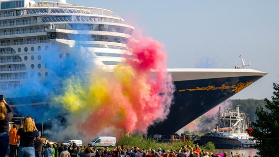 Das neugebaute Kreuzfahrtschiff "Disney Treasure" wird mit einem Feuerwerk vor der Meyer Werft verabschiedet. © dpa-Bildfunk Foto: Sina Schuldt