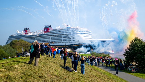 Das neugebaute Kreuzfahrtschiff "Disney Treasure" wird mit einem Feuerwerk vor der Meyer Werft verabschiedet. © picture alliance Foto: Sina Schuldt