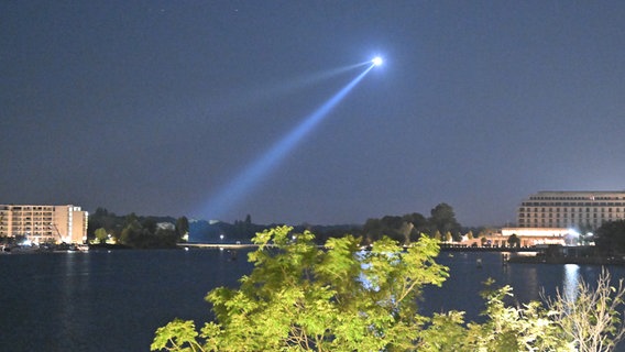 Ein Hubschrauber sucht in der Nacht vom Sonntag nach Drohnen über dem  Marinearsenal in Wilhelmshaven. © Wilhelmshavener Zeitung Foto: Björn Lübbe