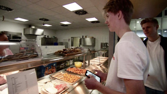 Die Schüler Anton Berning und Jan Thale beim Bezahlen mit ihrer App ,,Easysnacks“. © NDR 