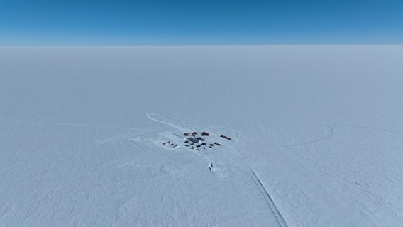 Das Bild zeigt das Bohrcamp "Little Dome C", von dem der längste Eiskern der Geschichte entnommen wurde. © picture alliance/dpa/PNRA/IPEV Beyond Epica Foto: picture alliance/dpa/PNRA/IPEV Beyond Epica | Uncredited