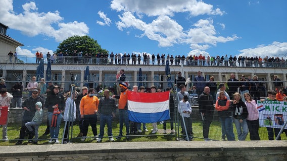 Fans der niederländischen Nationalmannschaft begrüßen das Team am Flughafen in Braunschweig. © NDR Foto: Kevin Poweska