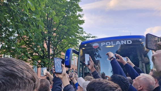Die Mannschaft aus Polen kommt mit einem Bus an. © NDR Foto: Julia Willkomm