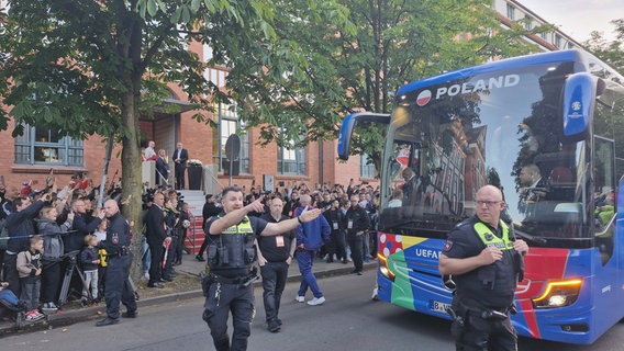 Die Mannschaft aus Polen kommt mit einem Bus an. © NDR Foto: Julia Willkomm