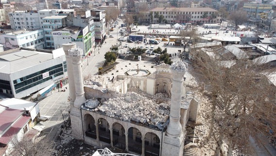 Ein zerstörte Moschee in der türkischen Stadt Malatya. © picture alliance / AA | Kemal Ozdemir Foto: Kemal Ozdemir