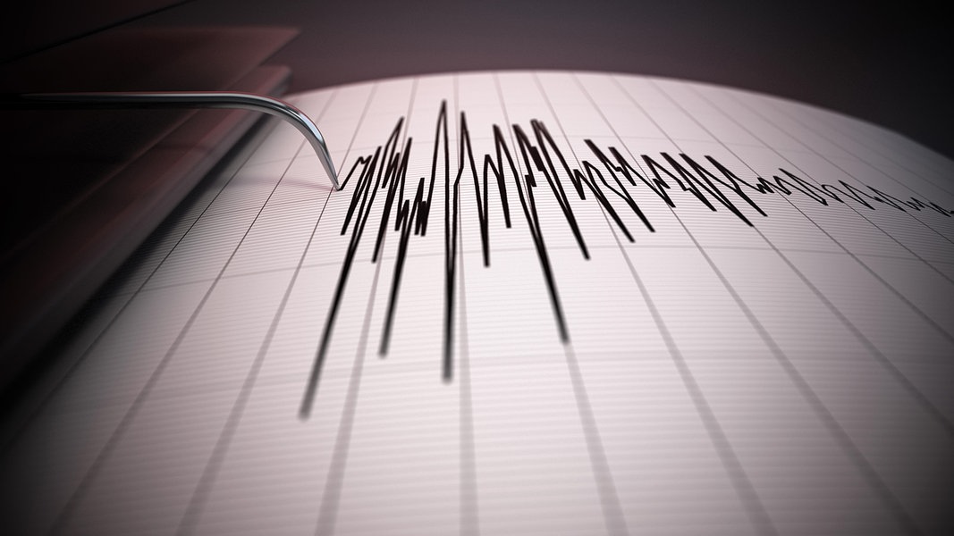 Ein Seismograph zeichnet Amplituden auf.