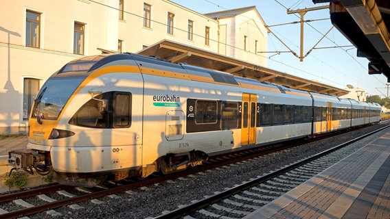 Ein Zug der Eurobahn in einem Bahnhof © picture alliance/imageBROKER Foto: Stefan Ziese