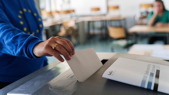 Eine Frau mit Europa-Hoodie wirft ihren Stimmzettel in die Urne. In Deutschland findet heute die Europawahl statt. © picture alliance/dpa/Andreas Arnold Foto: Andreas Arnold