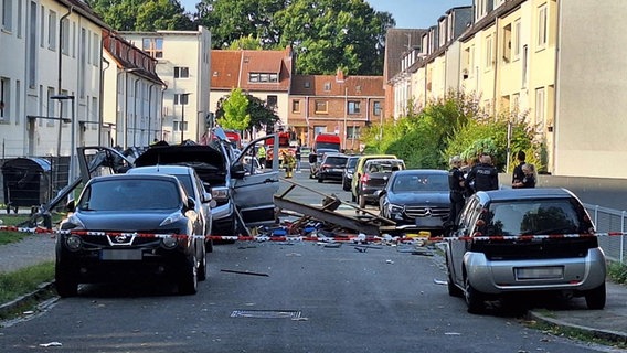 Abgesperrte Straße nach einer Auto-Explosion in Bremen-Gröpelingen. © Nord-West-Media TV 