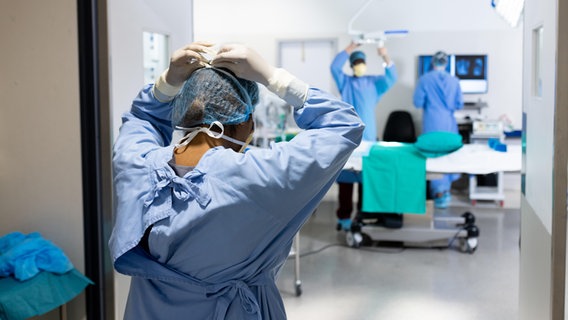 Eine Ärztin betritt einen OP-Saal in einem Krankenhaus. © picture alliance/Zoonar 