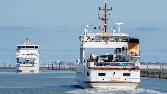 Die Fährschiffe "Frisia VI" und "Frisia III" der Reederei Norden-Frisia begegnen sich an der Hafeneinfahrt von Norddeich. © picture alliance / dpa Foto: Hauke-Christian Dittrich