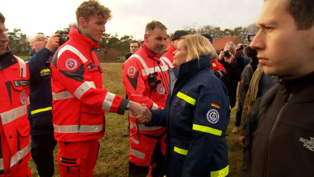 Innenministerin Nancy Faeser (SPD) bei schüttelt Hilfskräften die Hände. 