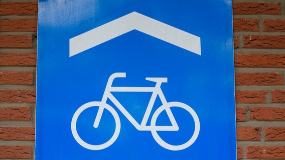 Ein Schild mit dem Logo für Fahrradgarage in Niedersachsen. © picture alliance/CHROMORANGE Foto: Wilfried Wirth