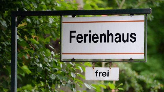 Ein hängendes Schild mit dem Hinweis "Ferienhaus frei" © picture alliance / Frank May Foto: Frank May