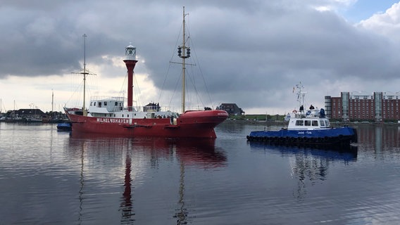 Ein Feuerschiff wird von der Werft in den Großen Hafen in Wilhelmshaven geschleppt. © NDR Foto: Jutta Przygoda