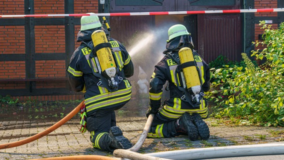 Zwei Feuerwehrleute löschen einen Brand. © picture alliance / Fotostand | Fotostand / Reiß 